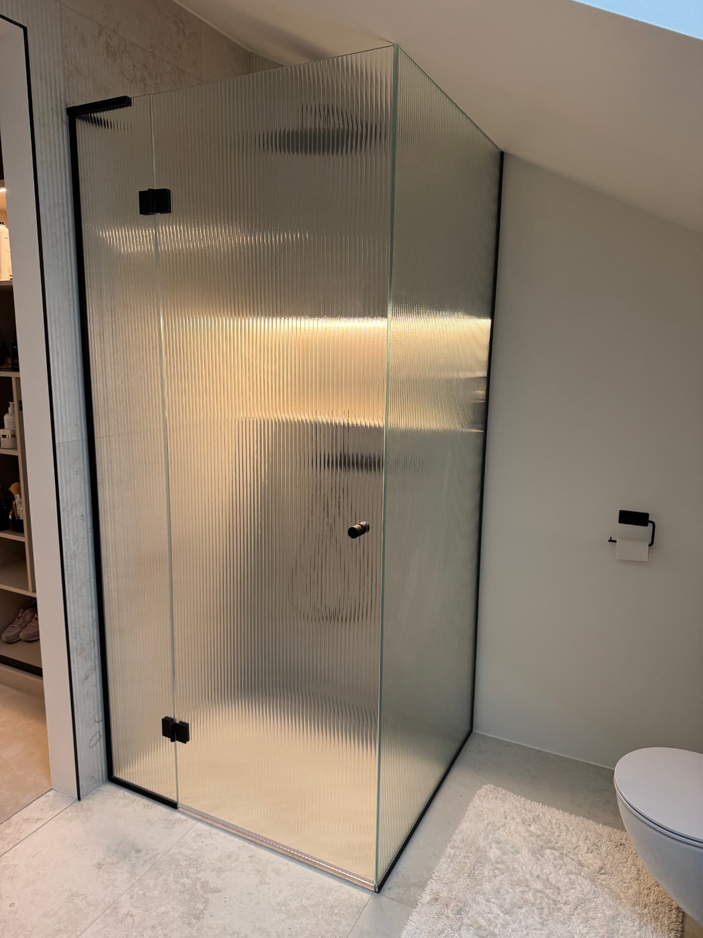 Klaasist dušinurk musta furnituuriga modernses vannitoas
